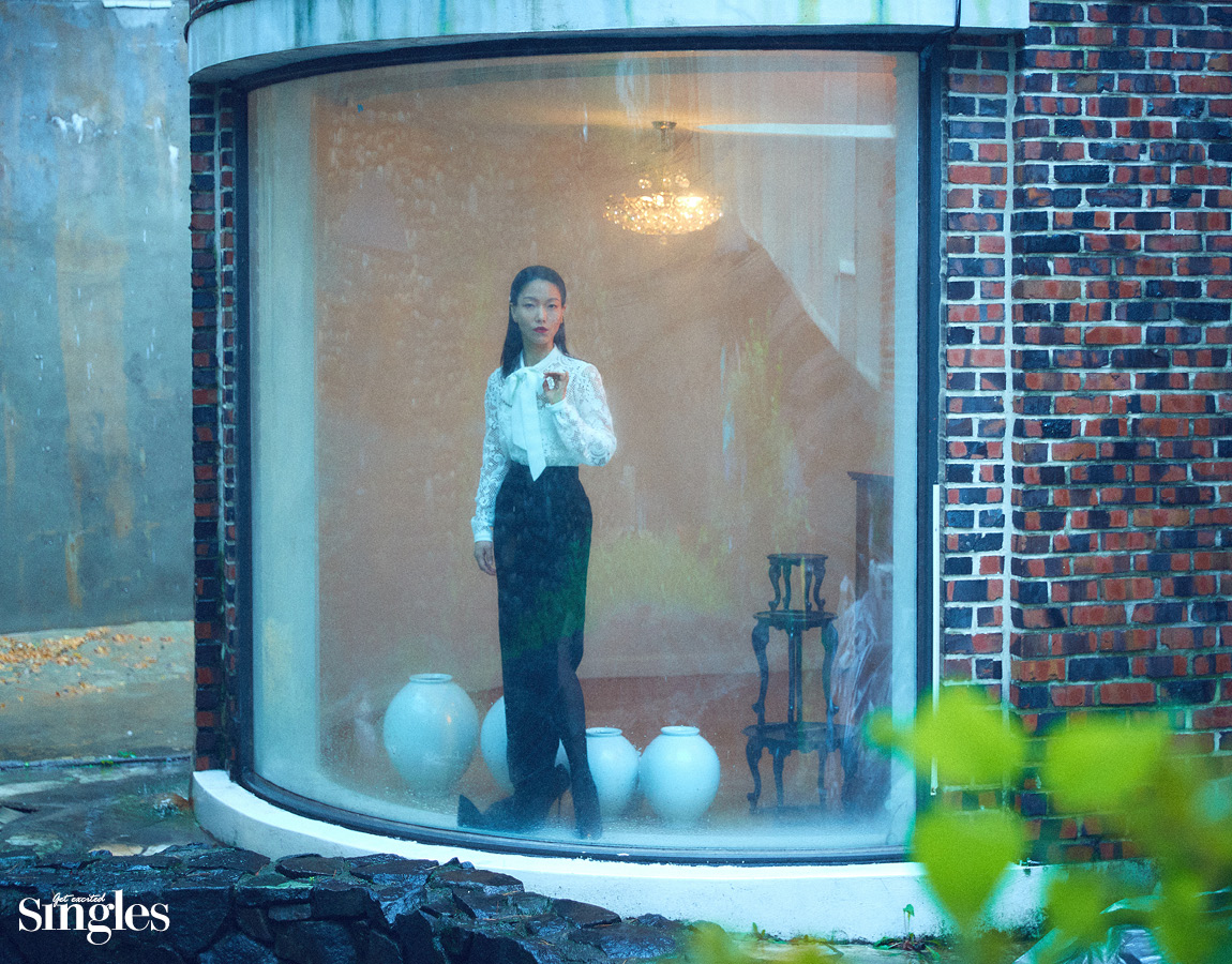 김신록과 알렉산더 맥퀸이 등장하는 싱글즈의 화